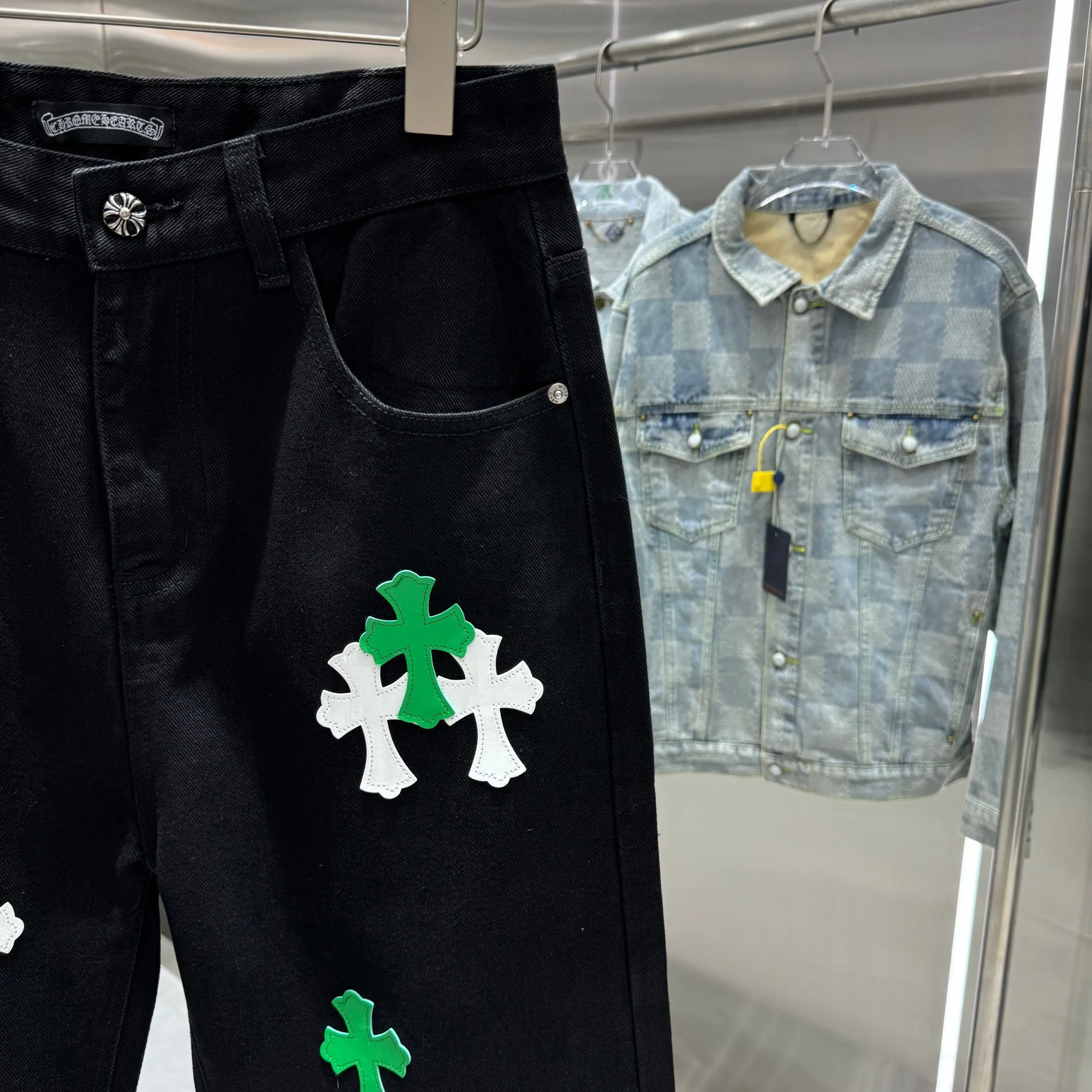 🅿️270 Crow Heart Cross Logo + Printed Logo Jeans 2025 latest product, original goods, washed casual jeans, imported original washed stretch fabric, comfortable and elastic, original hardware accessories decorated with logo, super correct version, extremely high grade, counter quality, fashionable and stylish upper body. The printing uses imported foam printing, customized buttons, YKK zippers. The complete set of accessories is customized by molding. Color: Black Size: S-XXL 28 30 32 34 36 code